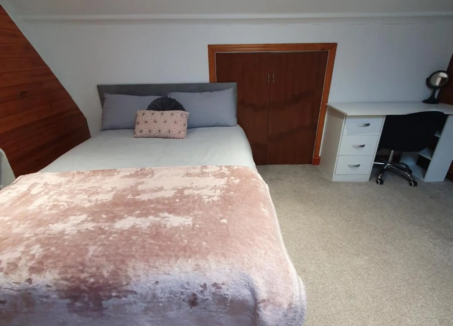 Private Luxury Double Room In Cardiff Homestay