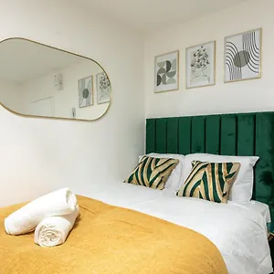 Exquisite Apartments- With Garden Lounge & games room Cardiff