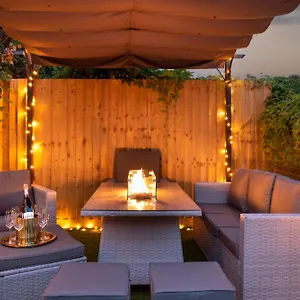 Exquisite Apartments- With Garden Lounge & games room Cardiff