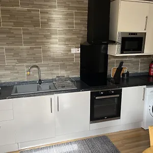 Adanhouse-stockland Spacious 5 Bedroom House Sleeps 12 Private Garden Cardiff